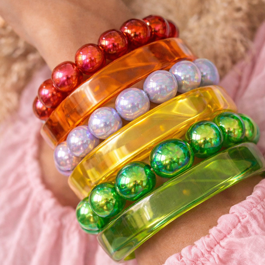 Ibiza style armbanden stack met gele bangle, groene bangle en kleurrijke kralenarmbanden dames