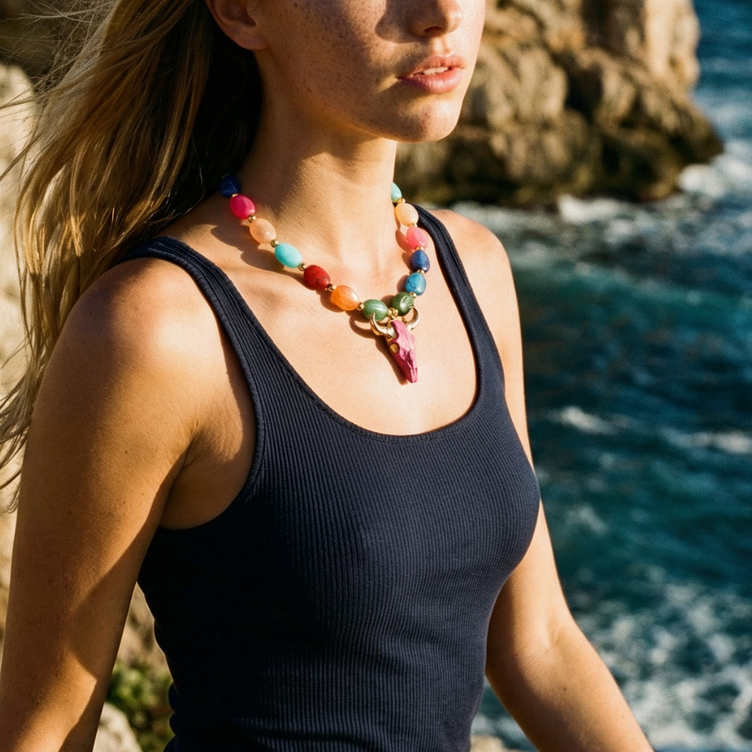 Ibiza style multicolor kralenketting met bedel gedragen door model aan zee