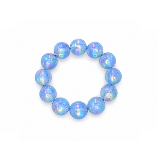 IJsblauwe metallic grote kralenarmband Eva met glanzende ronde kralen en parelmoer effect op witte achtergrond