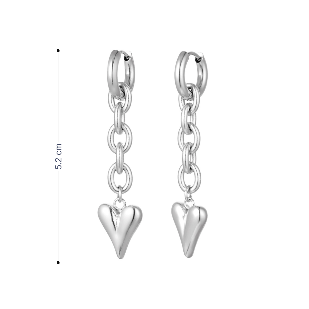Zilveren oorring met schakelketting en hangend hartje detail met afmeting.