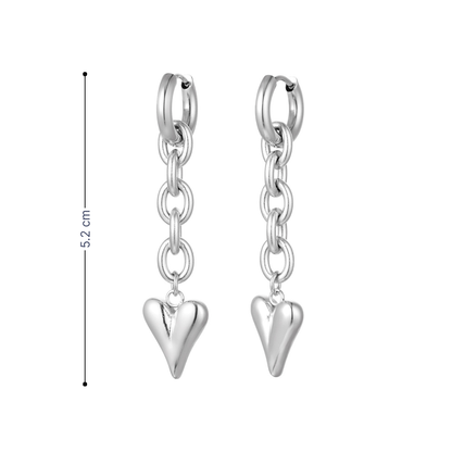 Zilveren oorring met schakelketting en hangend hartje detail met afmeting.