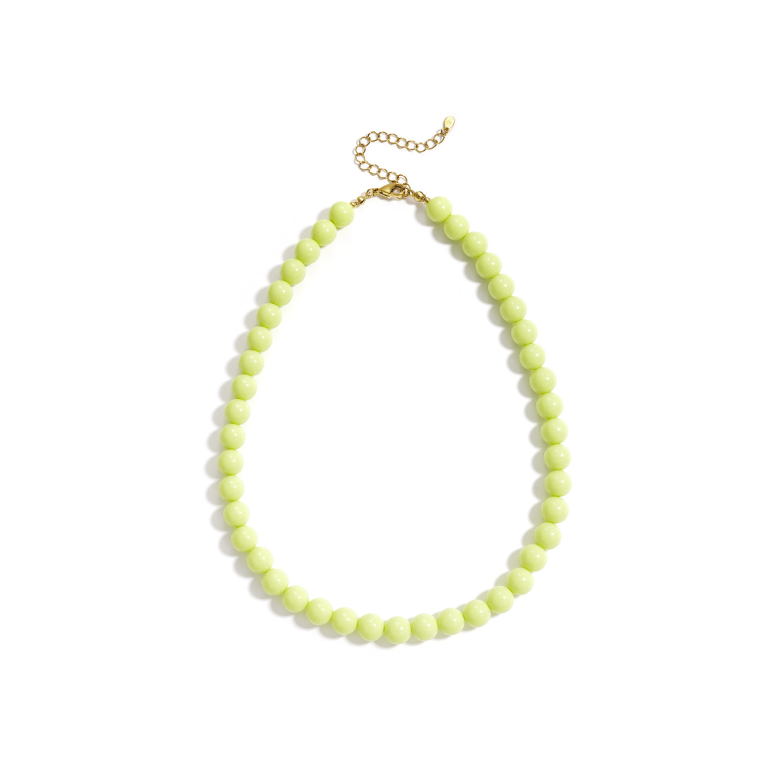 Limegroene kralenketting met ronde glanzende kralen en goudkleurige sluiting op witte achtergrond