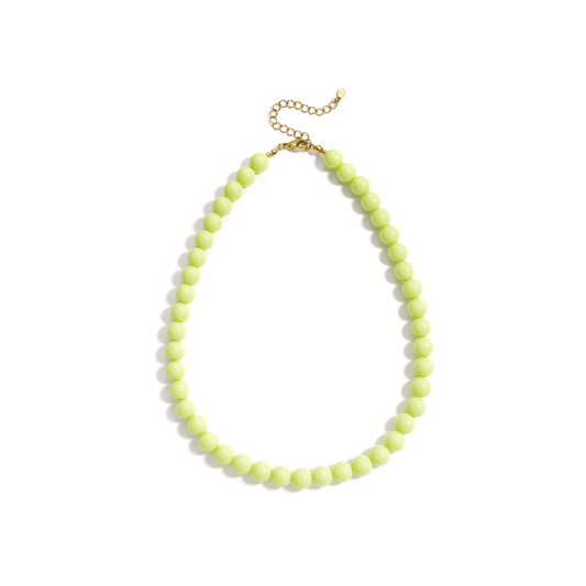 Limegroene kralenketting met ronde glanzende kralen en goudkleurige sluiting op witte achtergrond