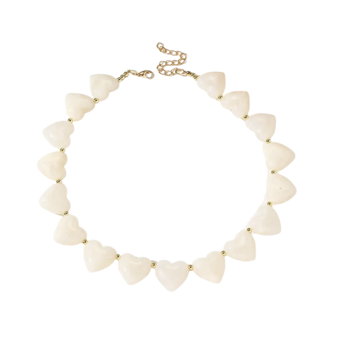 Witte hartjes statement ketting met licht transparante hartvormige kralen en gouden details