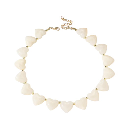 Witte hartjes statement ketting met licht transparante hartvormige kralen en gouden details