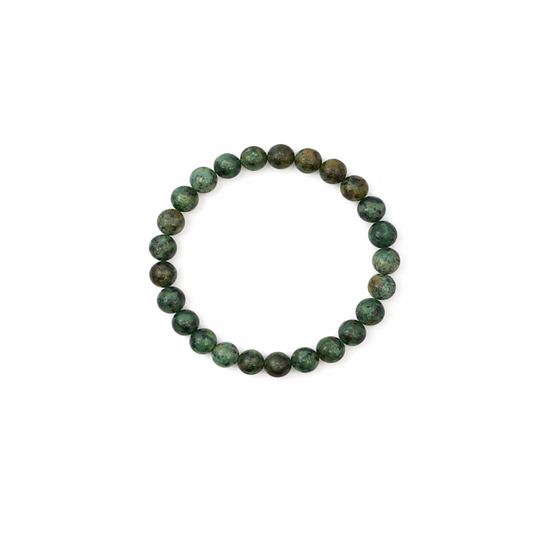 Jaspis edelsteen kralenarmband met ronde natuursteen kralen op witte achtergrond