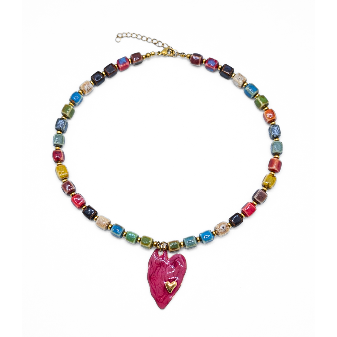 Keramiek kralenketting met roze hart en goudkleurige details
