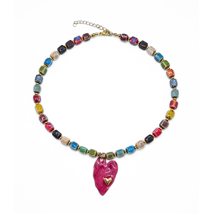 Keramiek kralenketting met roze hart en goudkleurige details

