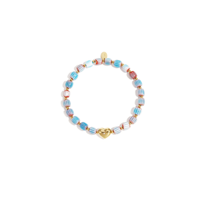 Keramisch gestreept armbandje met roze en witte kralen en een goudkleurige hartjes bedel met strass, gefotografeerd op witte achtergrond.