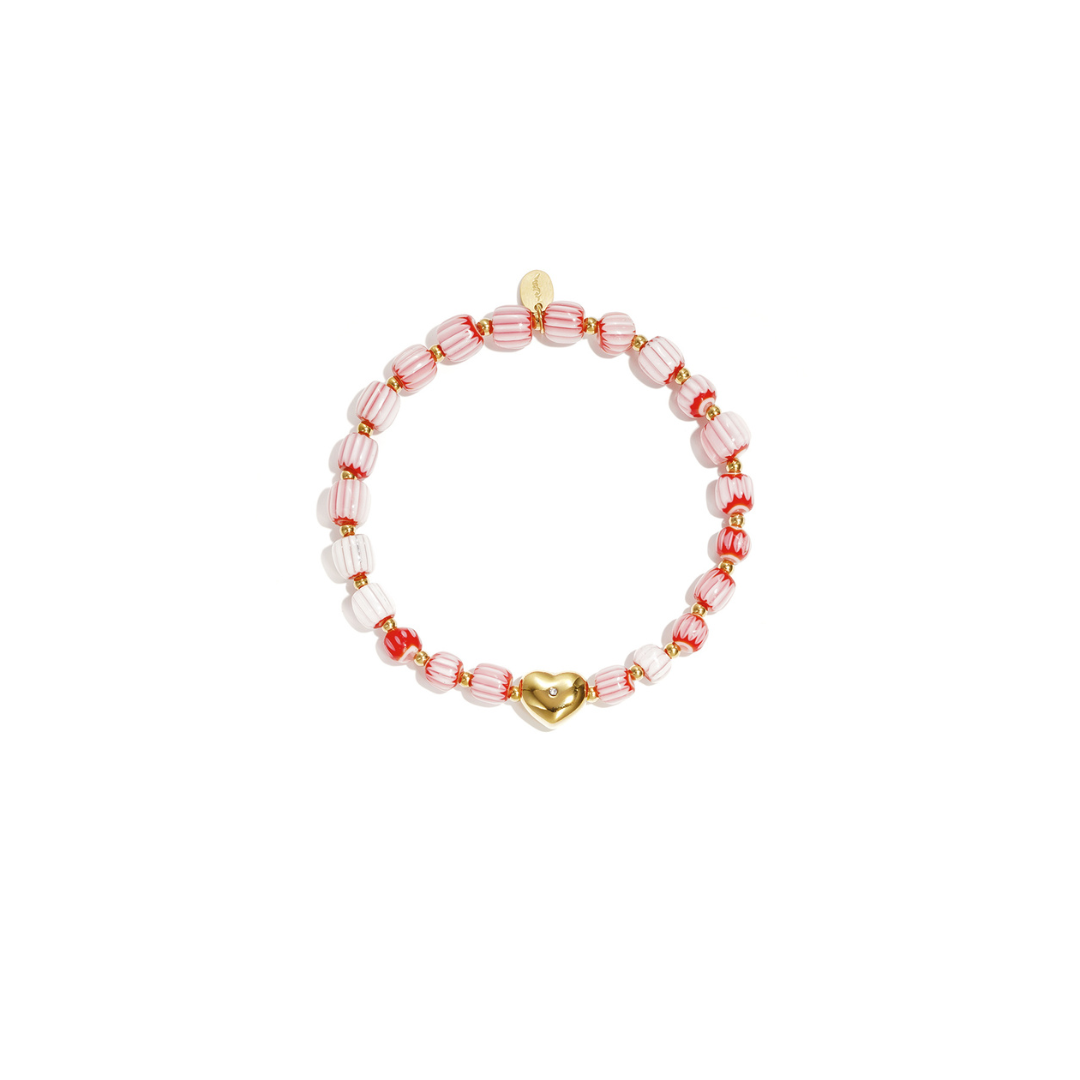 Roze-wit keramisch armbandje met gestreepte kralen en een goudkleurige hartjes bedel op witte achtergrond.