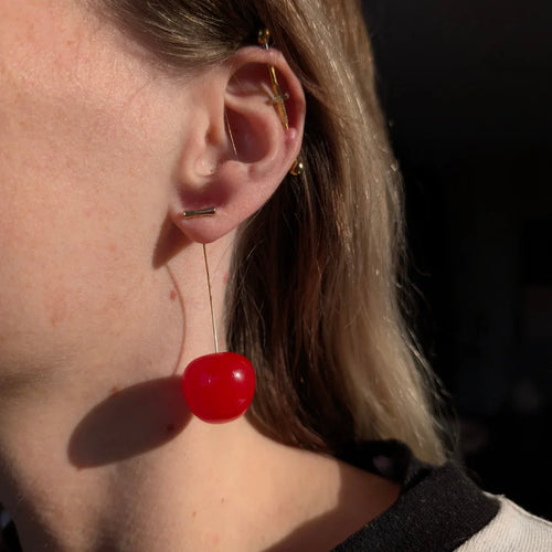 Oorknopje met hangende kers