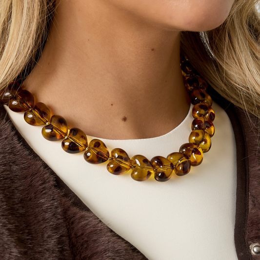Amber bruin panterprint grote hartjes ketting
