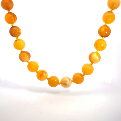 Geel gemarmerde grote kralen ketting