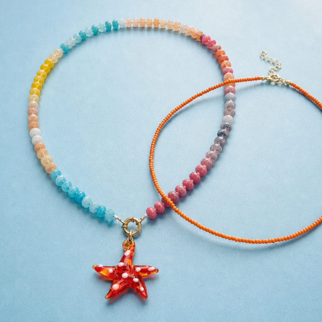 Kleurrijke kralenketting met rode zeester bedel en oranje kralenketting van Casa Jadel
