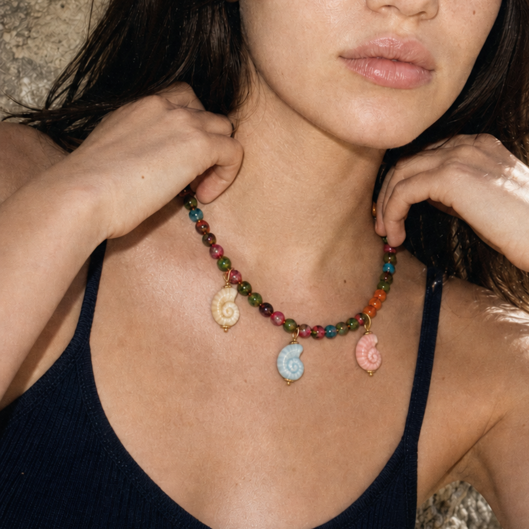 Model draagt kleurrijke kralenketting met schelp bedels van Casa Jadel