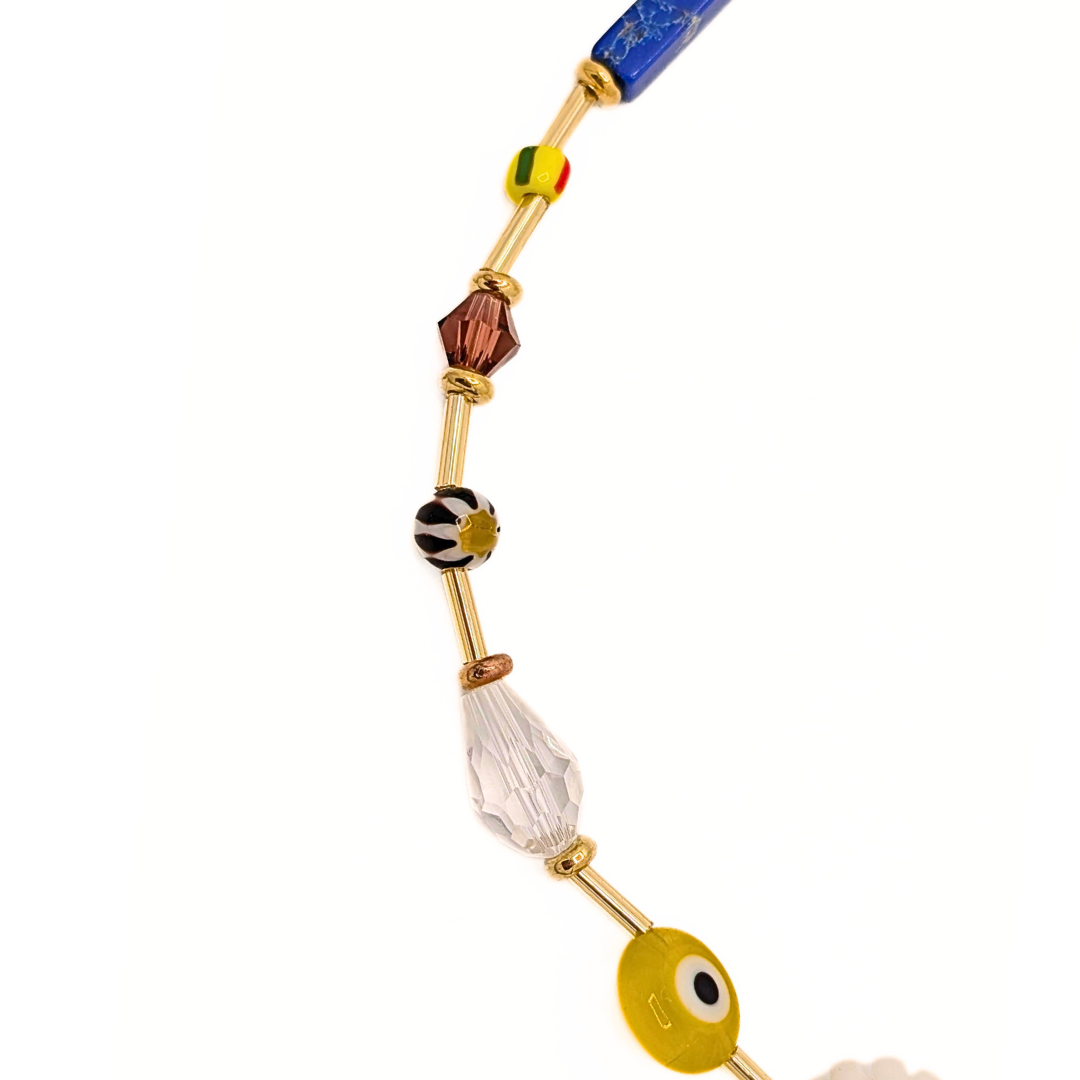 Kleurrijke natuursteen kralenketting met multicolor kralen en goudkleurige sluiting inzoom