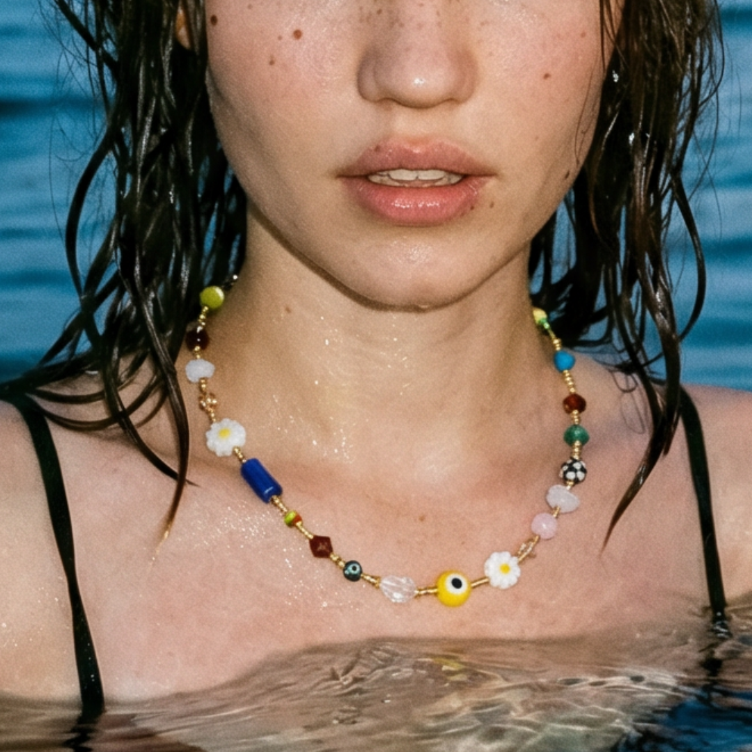 model met Kleurrijke natuursteen kralenketting met multicolor kralen en goudkleurige sluiting.