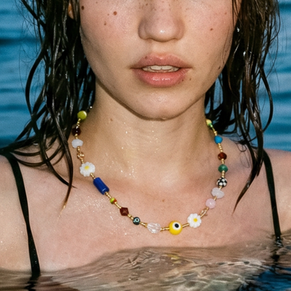model met Kleurrijke natuursteen kralenketting met multicolor kralen en goudkleurige sluiting.