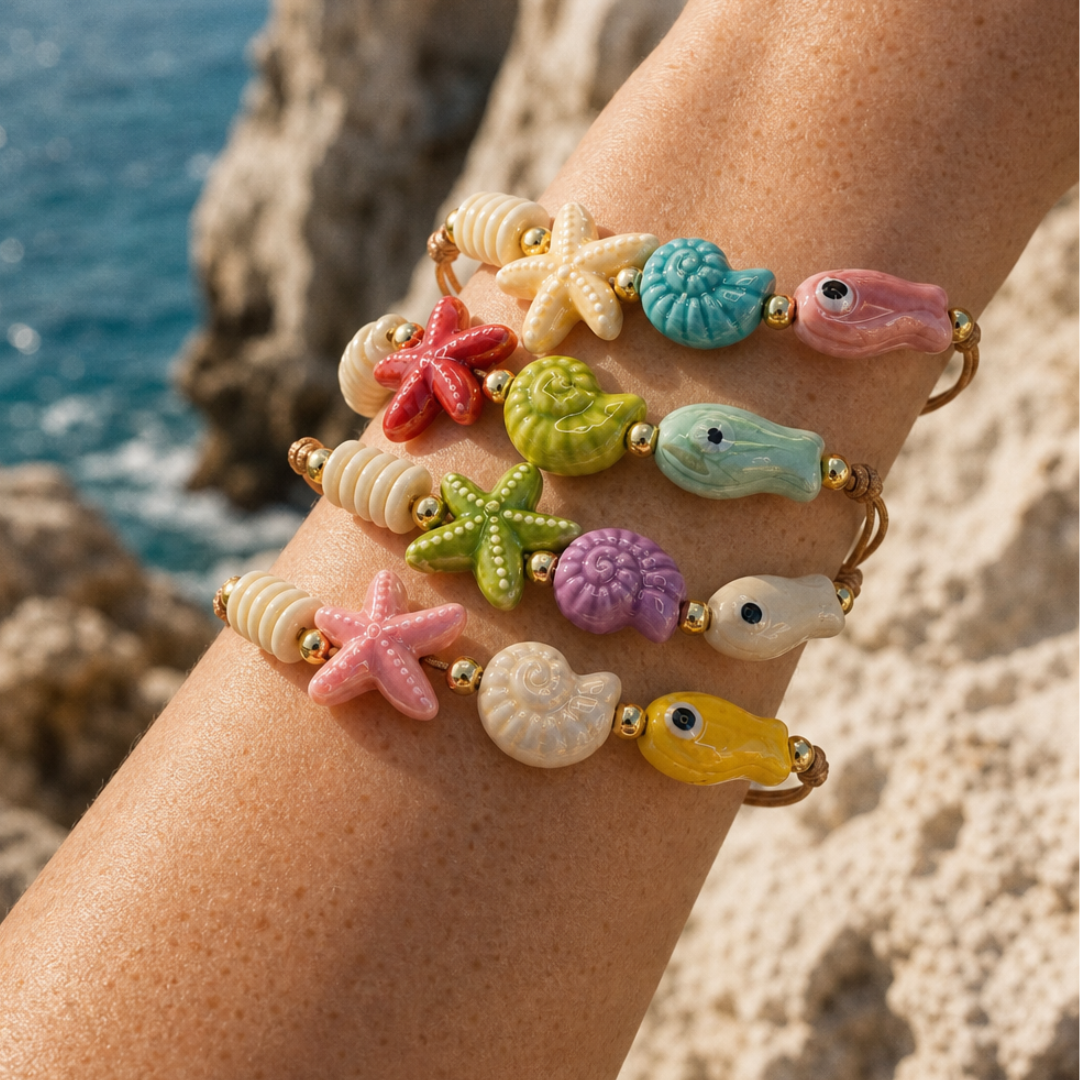 Model draagt kleurrijke zeedieren armbanden met schelpen vissen en zeesterren van Casa Jadel