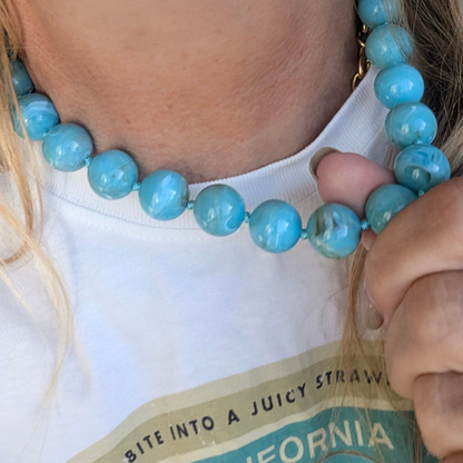 Turquoise gemarmerde grote kralen ketting
