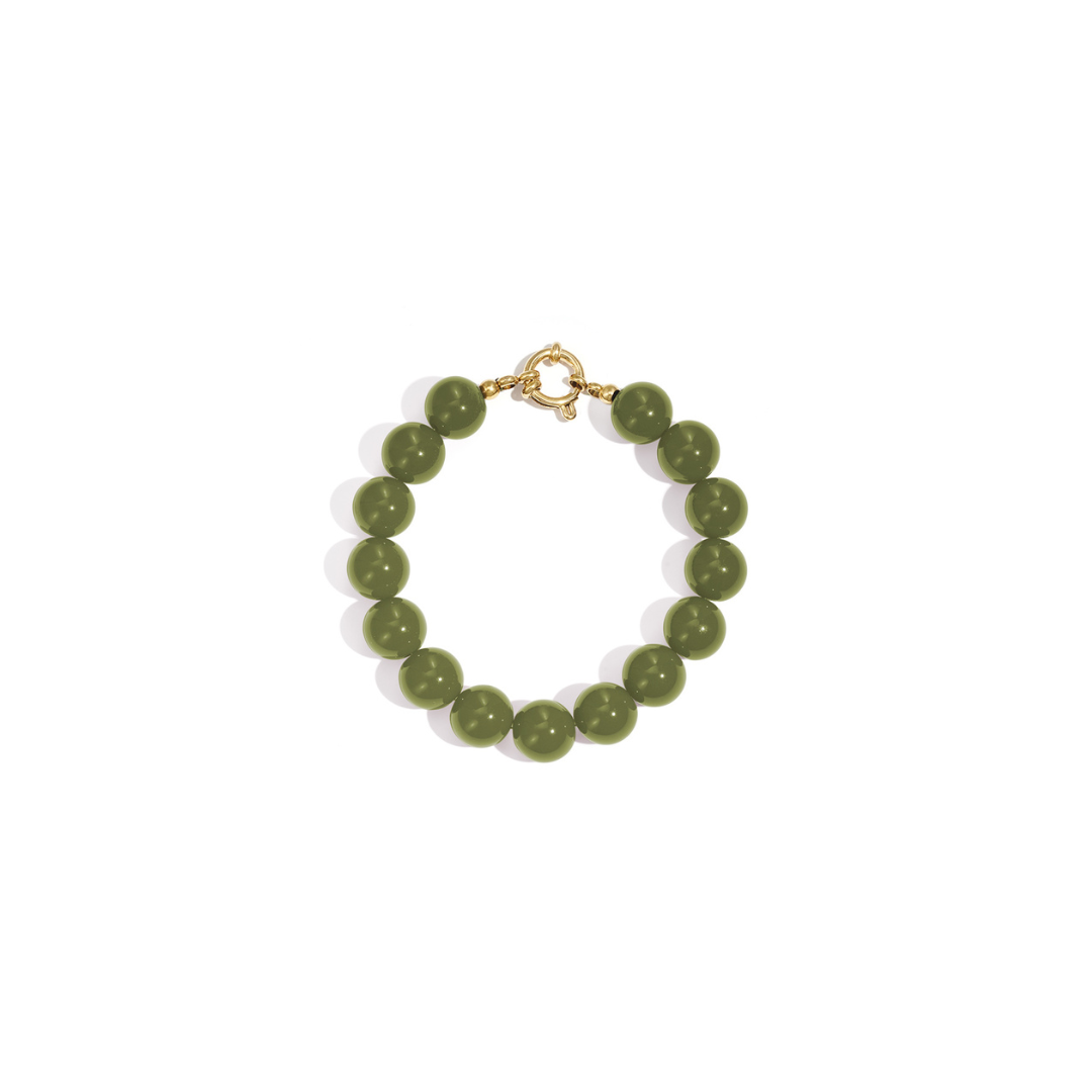 Groene kralenarmband met olijfgroene glanzende kralen en goudkleurige sluiting.