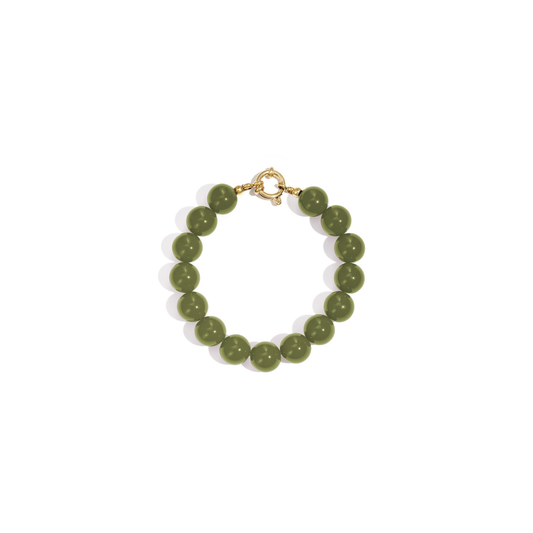 Groene kralenarmband met olijfgroene glanzende kralen en goudkleurige sluiting.