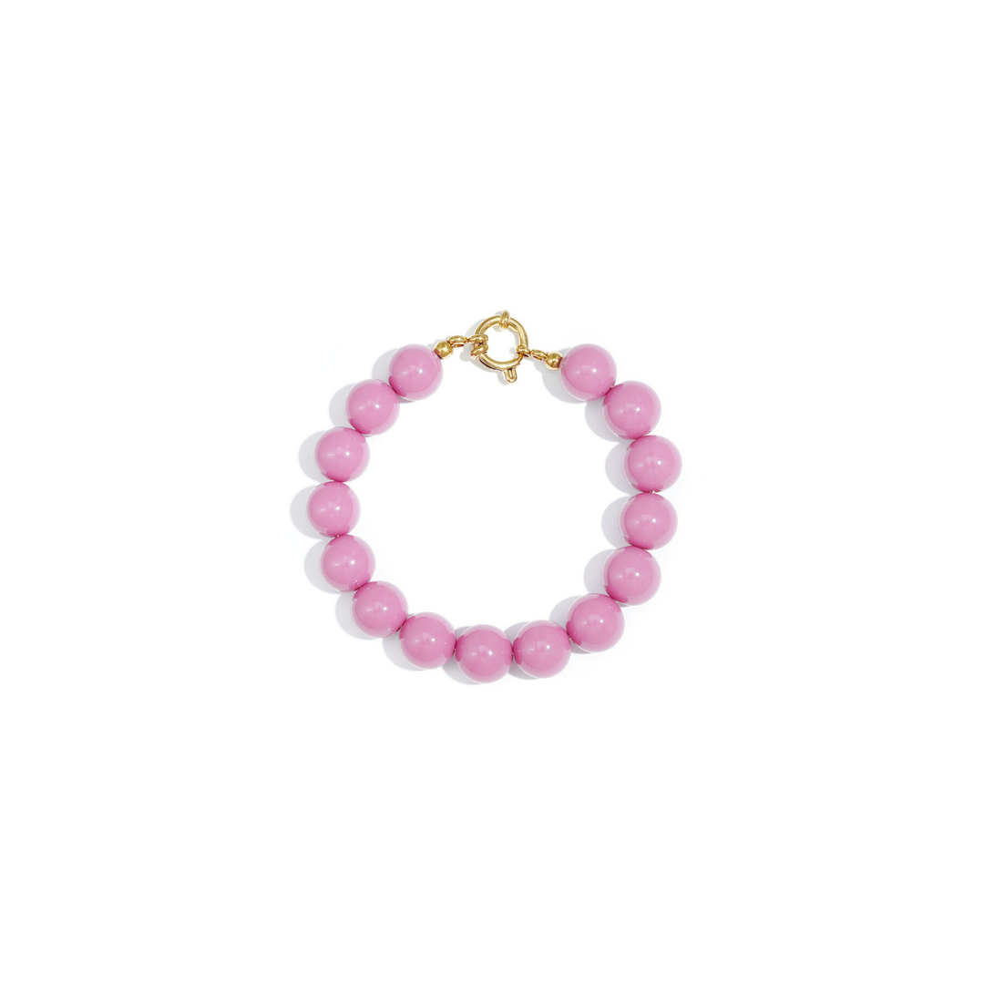 Roze kralenarmband met glanzende ronde kralen en goudkleurige sluiting.