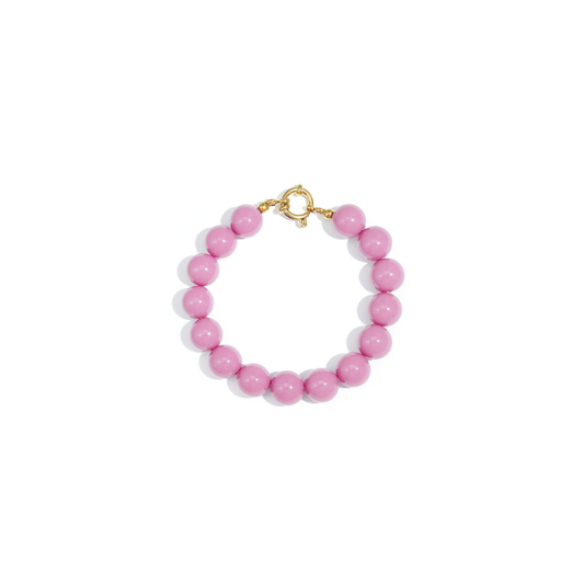 Roze kralenarmband met glanzende ronde kralen en goudkleurige sluiting.