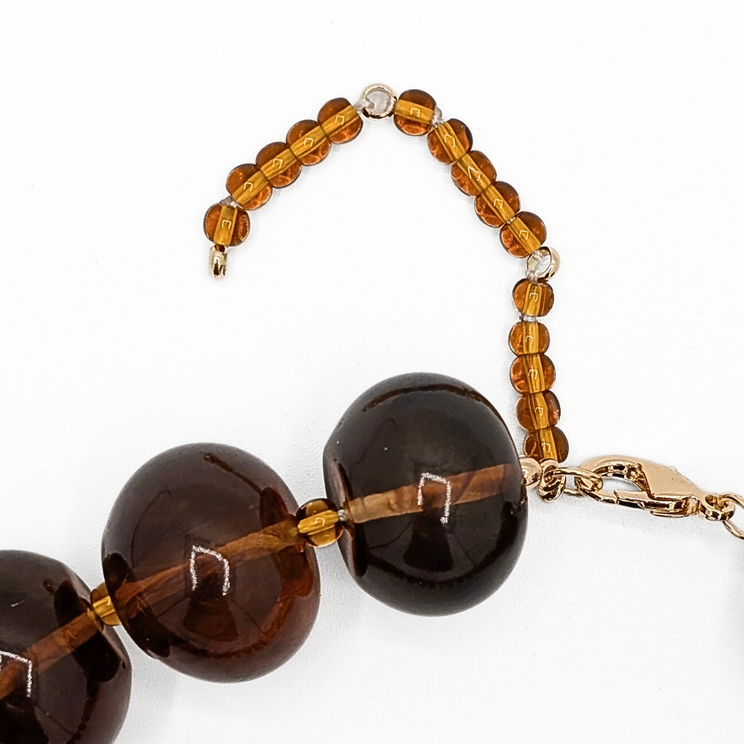 Close-up van amber ovale kralen 22x16mm van kralenketting Lies – Casa Jadel