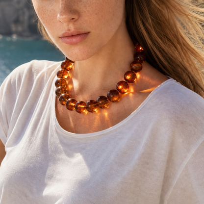 Model draagt de Lies grote kralenketting in Amber. Ibiza Style Casa Jadel. 
