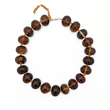 Amberkleurige kralenketting Lies met grote ovale kralen van 22x16mm op witte achtergrond – Casa Jadel