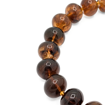 Detail van amberkleurige kralenketting Lies met goudkleurige sluiting en verlengstuk met kleine kralen – Casa Jadel