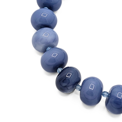 Close-up van blauwe ovale kralen 22x16mm van kralenketting Lies – Casa Jadel