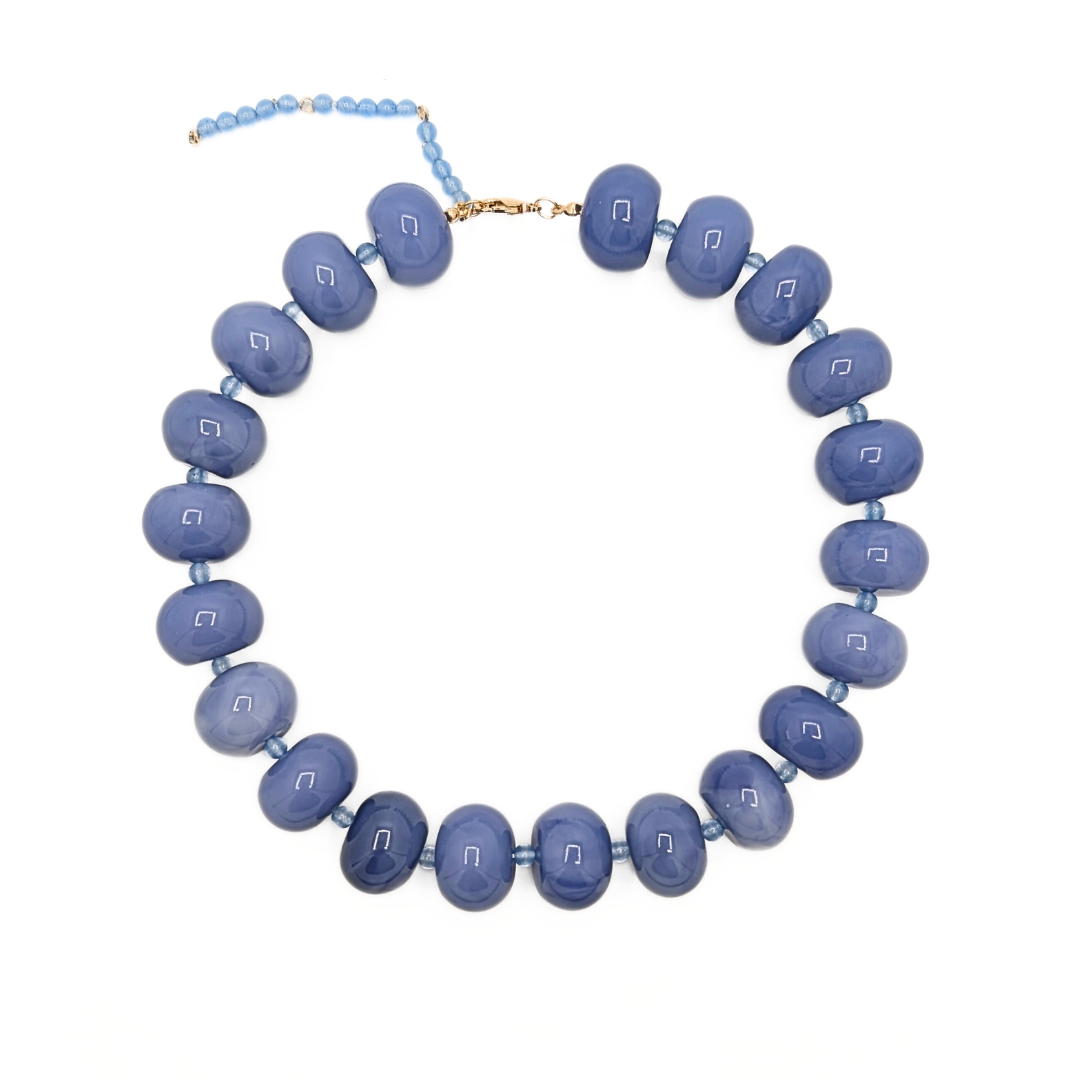Blauwe kralenketting Lies met grote ovale kralen van 22x16mm op witte achtergrond – Casa Jadel