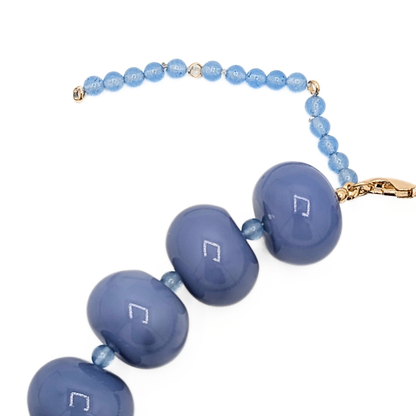 Detail van blauwe kralenketting Lies met goudkleurige sluiting en verlengstuk met kleine kralen – Casa Jadel
