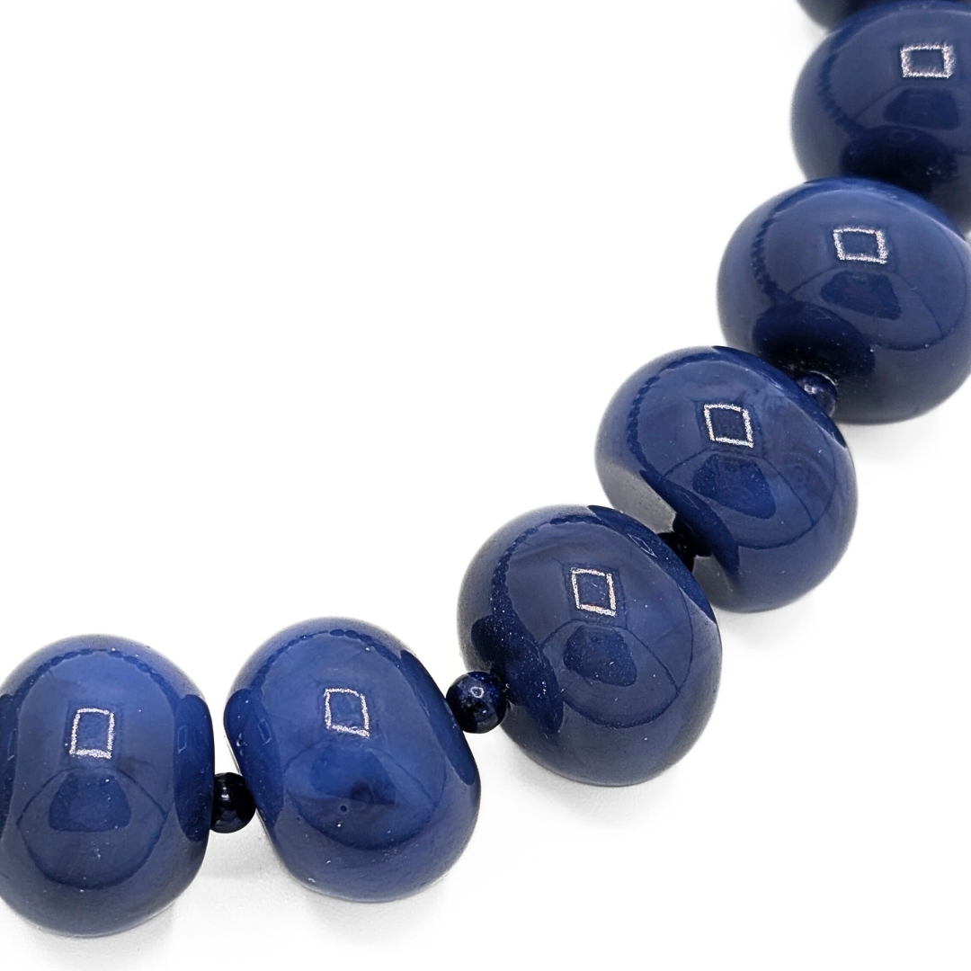 Close-up van donkerblauwe ovale kralen 22x16mm van kralenketting Lies – Casa Jadel