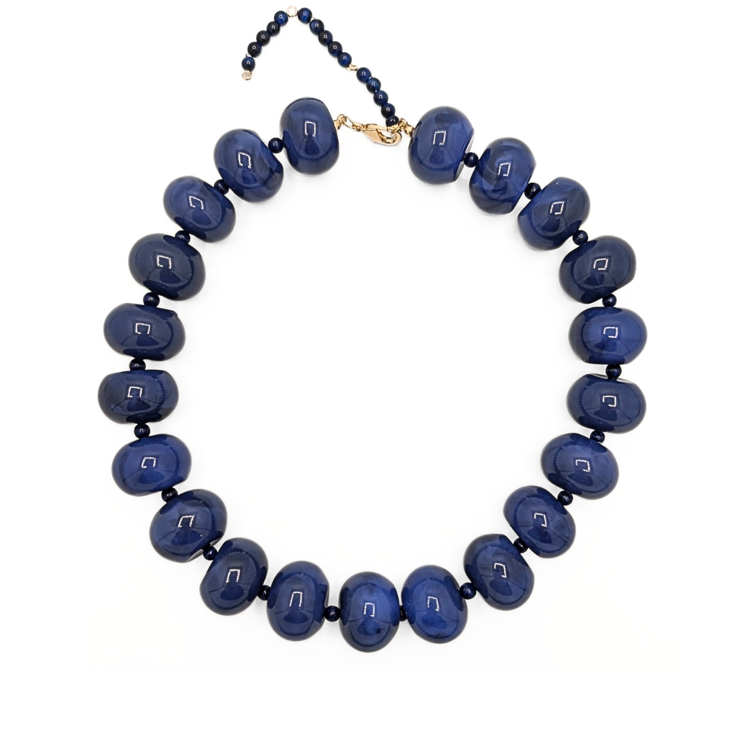 Donkerblauwe kralenketting Lies met grote ovale kralen van 22x16mm op witte achtergrond – Casa Jadel