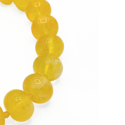 Close-up van gele ovale kralen 22x16mm van kralenketting Lies – Casa Jadel