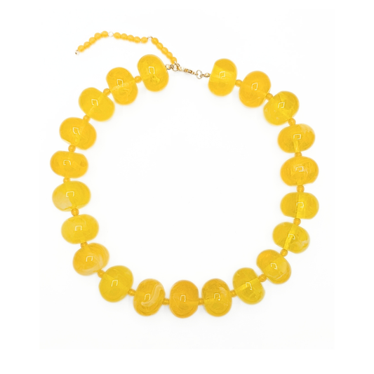Gele kralenketting Lies met grote ovale kralen van 22x16mm op witte achtergrond – Casa Jadel