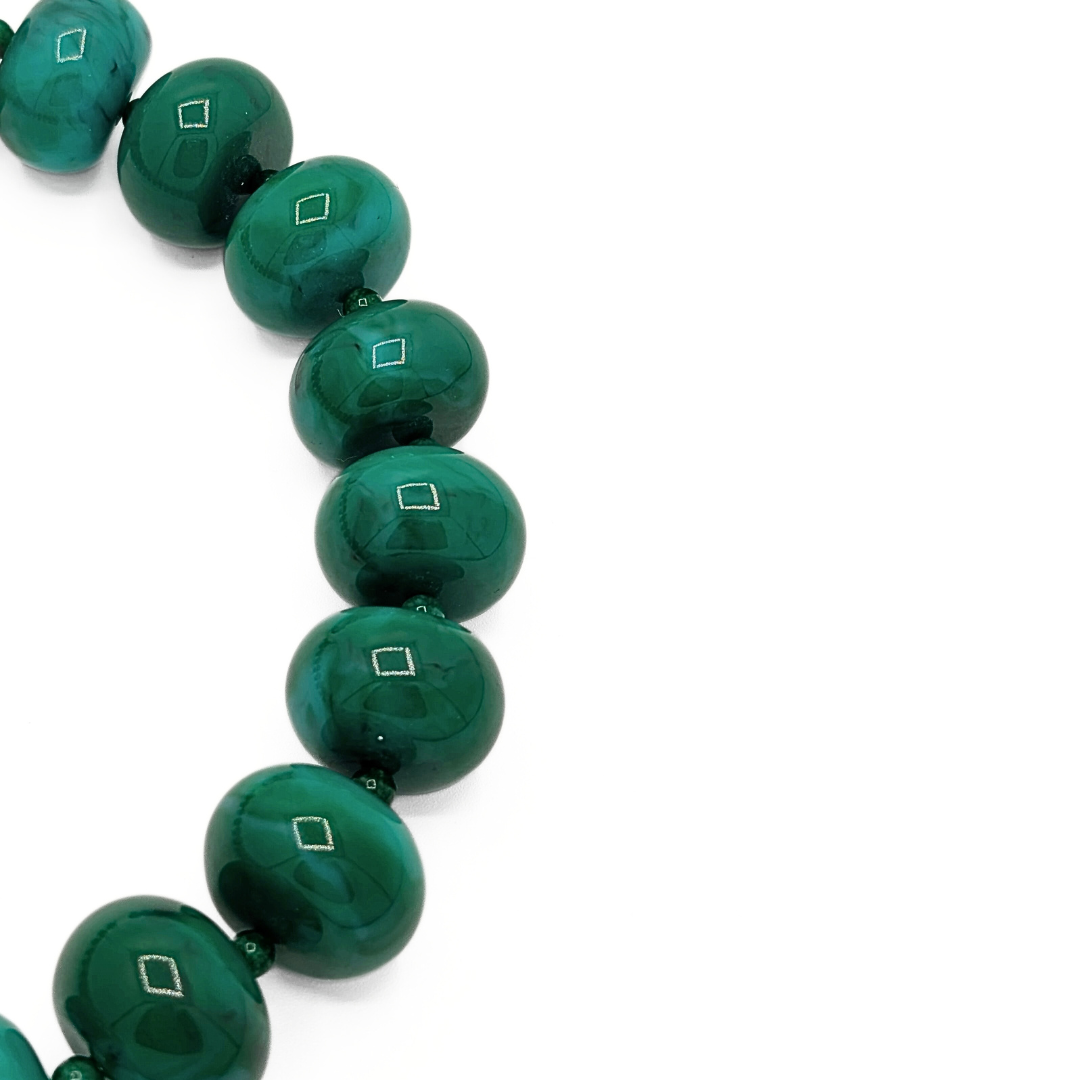 Close-up van groene ovale kralen 22x16mm van kralenketting Lies – Casa Jadel