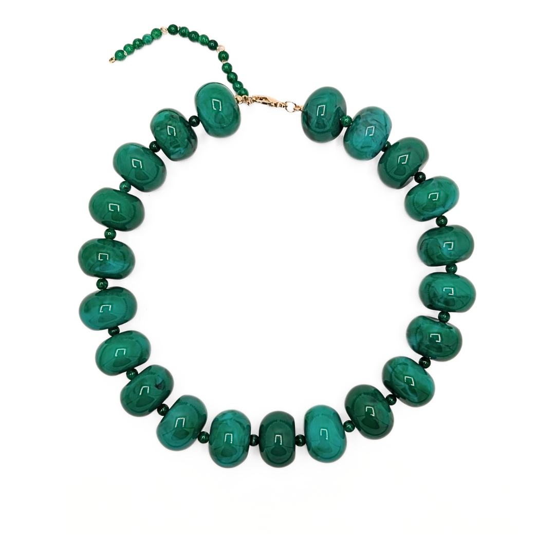 Groene kralenketting Lies met grote ovale kralen van 22x16mm op witte achtergrond – Casa Jadel