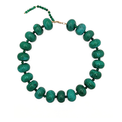 Groene kralenketting Lies met grote ovale kralen van 22x16mm op witte achtergrond – Casa Jadel
