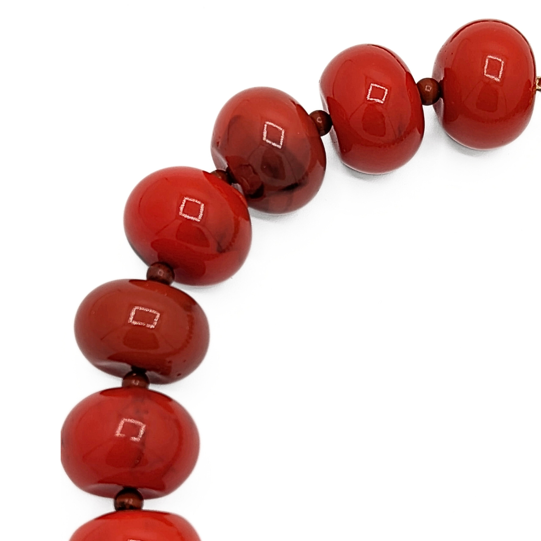 Close-up van rode ovale kralen 22x16mm van kralenketting Lies – Casa Jadel