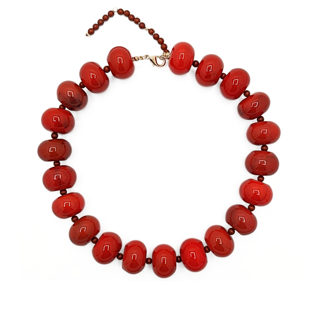 Rode kralenketting Lies met grote ovale kralen van 22x16mm op witte achtergrond – Casa Jadel