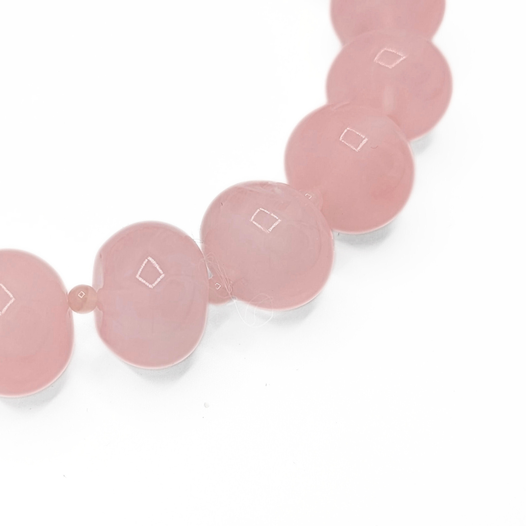 Close-up van roze ovale kralen 22x16mm van kralenketting Lies – Casa Jadel