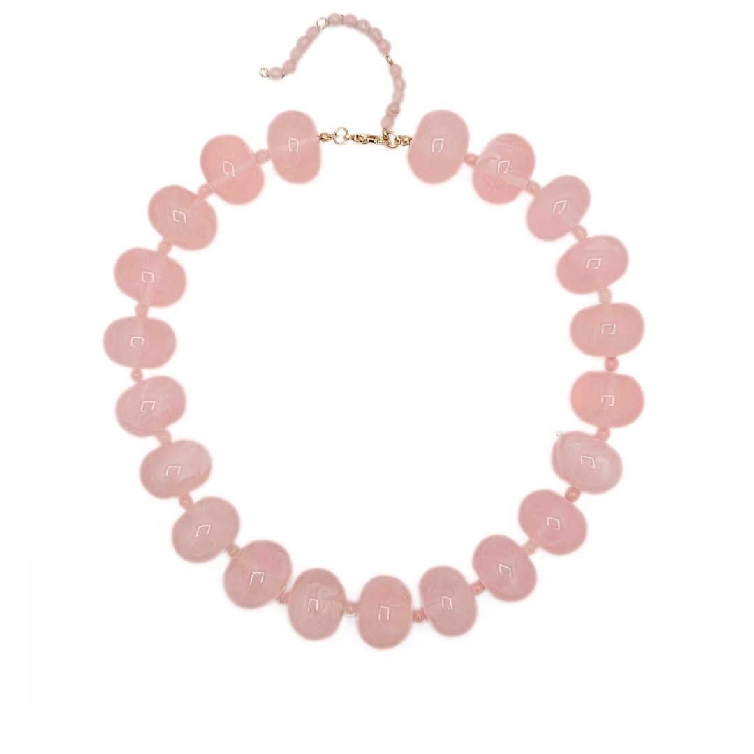 Roze kralenketting Lies met grote ovale kralen van 22x16mm op witte achtergrond – Casa Jadel