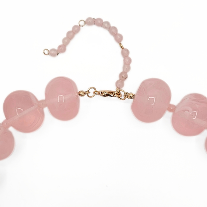Detail van roze kralenketting Lies met goudkleurige sluiting en verlengstuk met kleine kralen – Casa Jadel