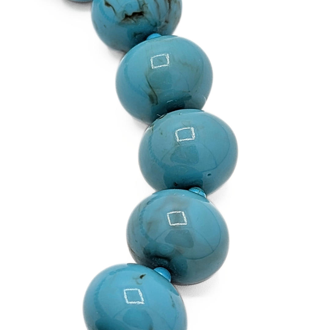 Close-up van turquoise ovale kralen 22x16mm van kralenketting Lies – Casa Jadel