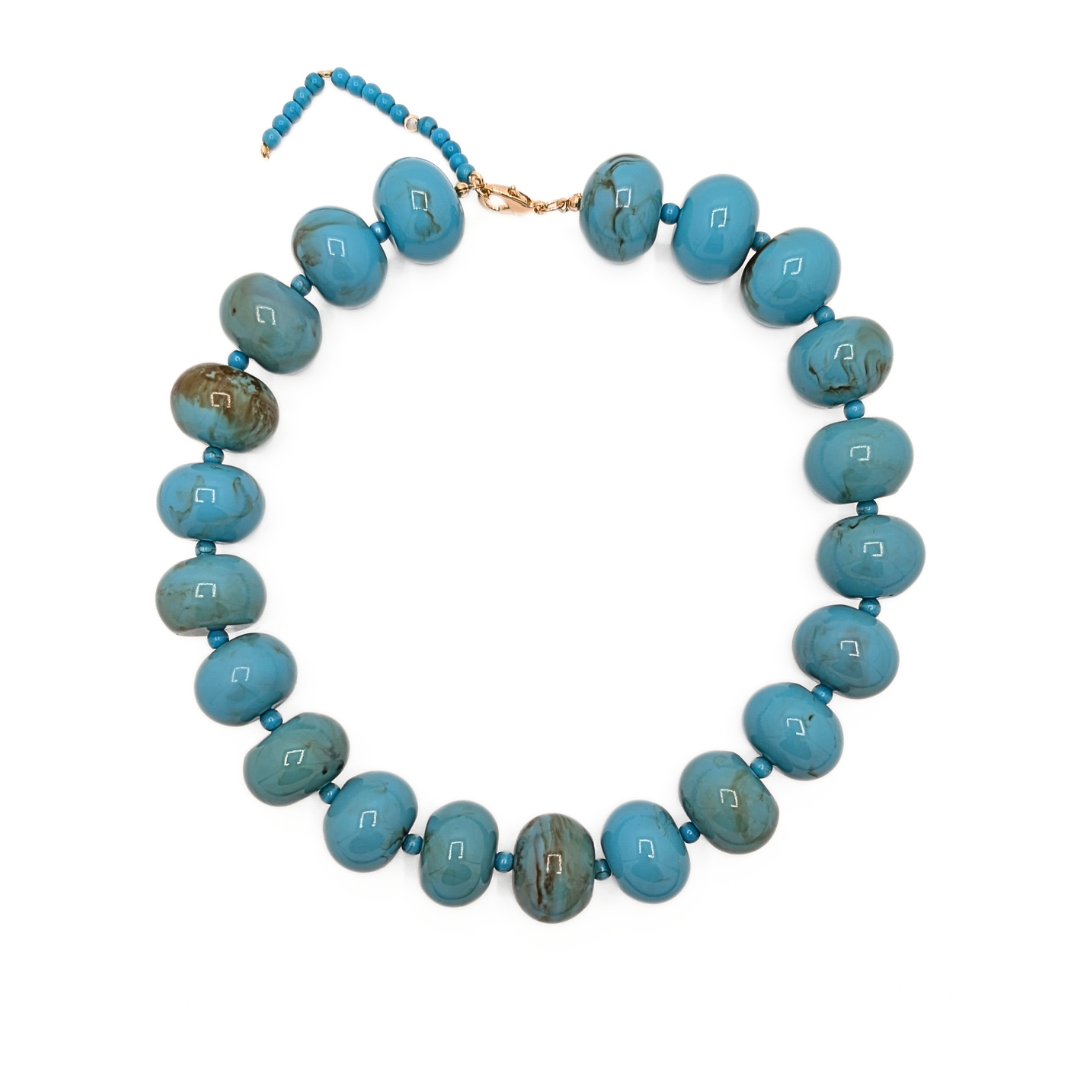 Turquoise kralenketting Lies met grote ovale kralen van 22x16mm op witte achtergrond – Casa Jadel