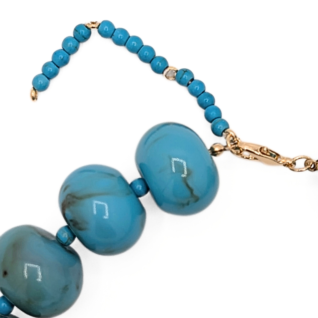 Detail van turquoise kralenketting Lies met goudkleurige sluiting en verlengstuk met kleine kralen – Casa Jadel